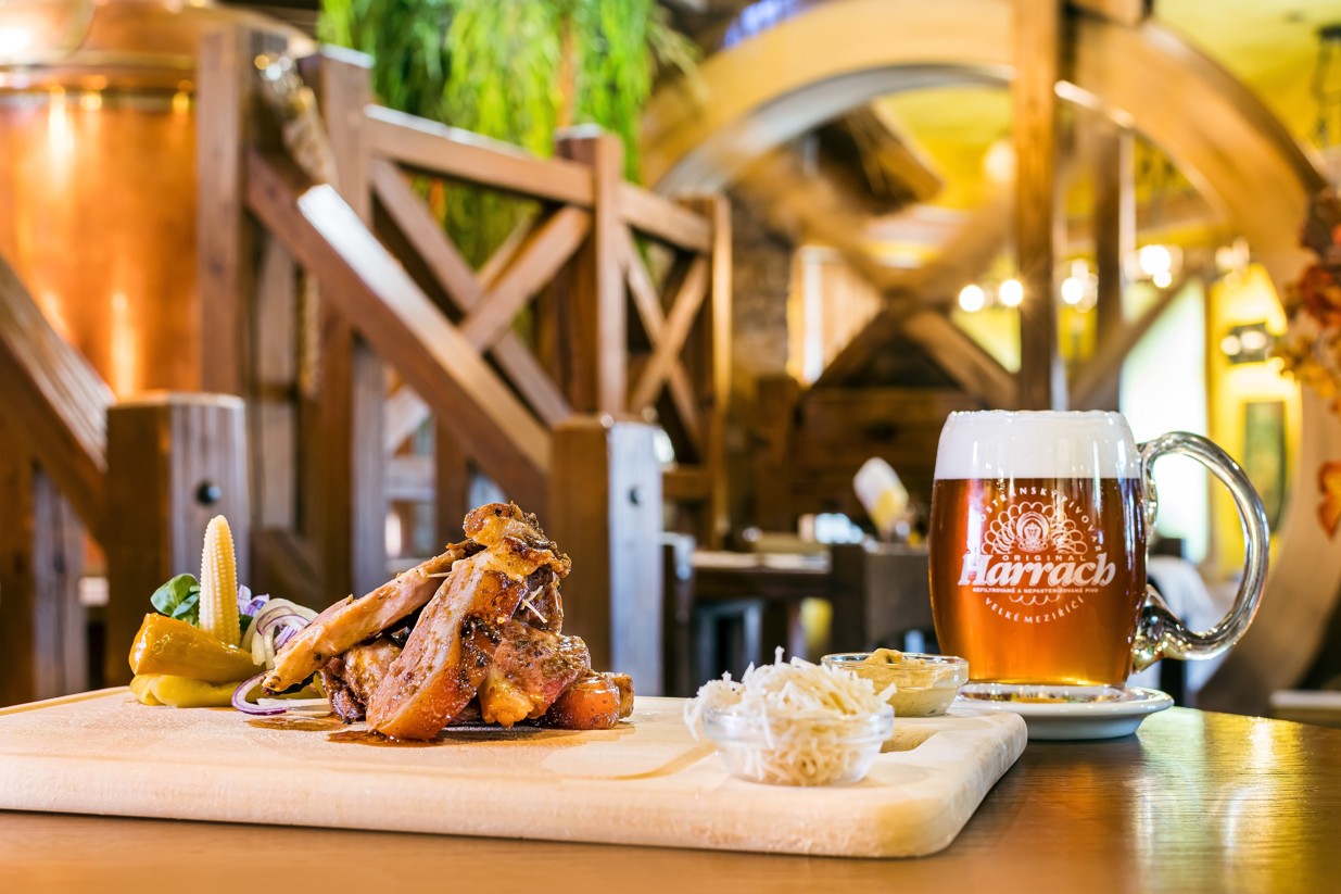 Pivo Harrach a pečené vepřové koleno v restauraci Jelínkova vila
