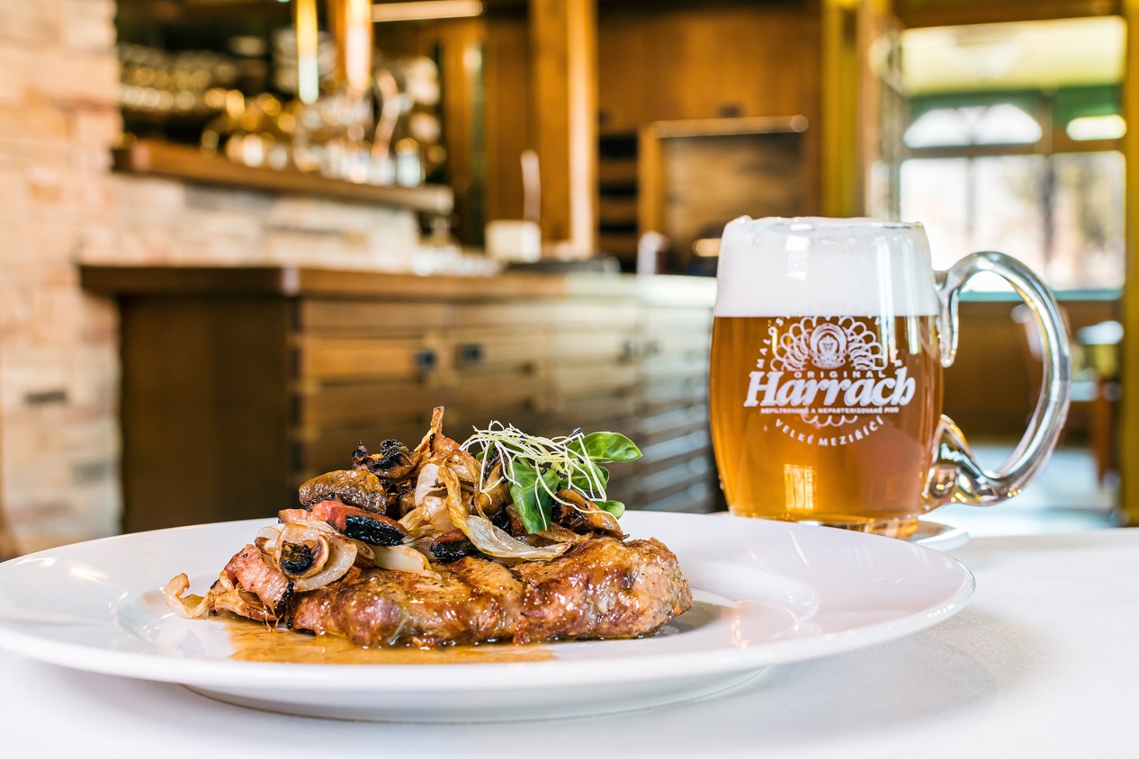 Pivo Harrach a dřevorubecký steak v restauraci Jelínkova vila